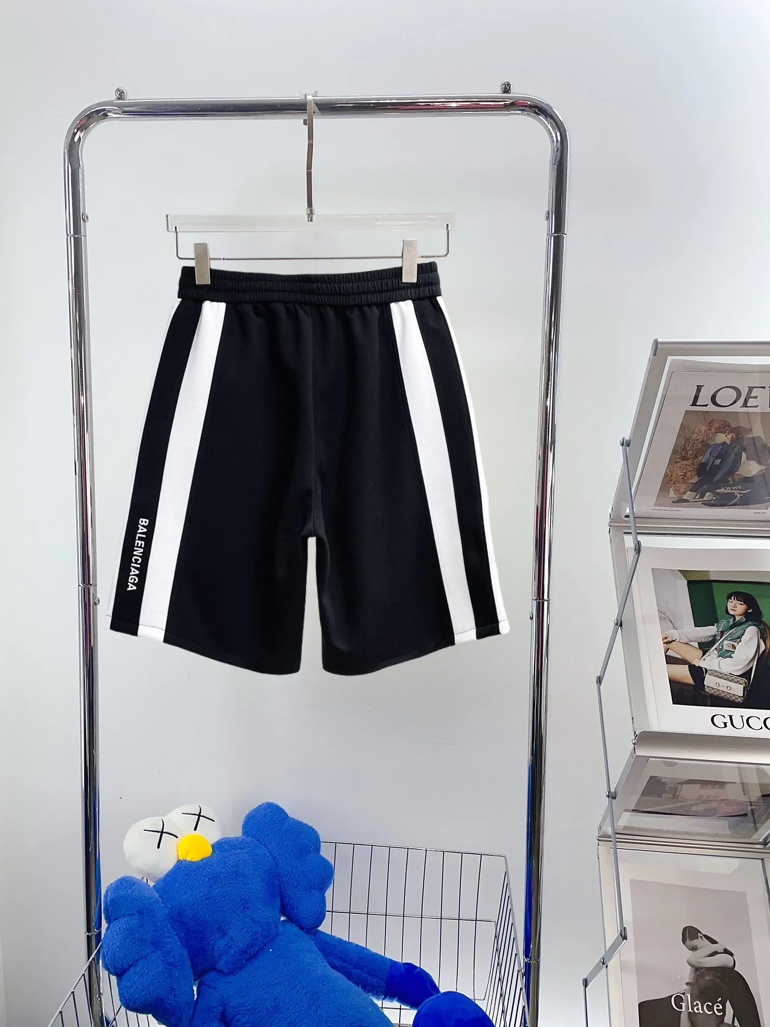 Balenciaga's three-standard complete 2026 summer New Arrival men's casual shorts, advanced custom-made Breathable fabric, Breathable fabric, extremely stretchy and comfortable, impeccable details, top-grade accessories, original logo design concept, delicate and soft feel! The upper body fit is awesome! Size: M-XXXL Please state your height and weight when ordering